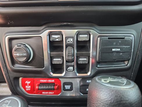 Used 2018 Jeep Wrangler Unlimited Rubicon AWD/4WD image 16