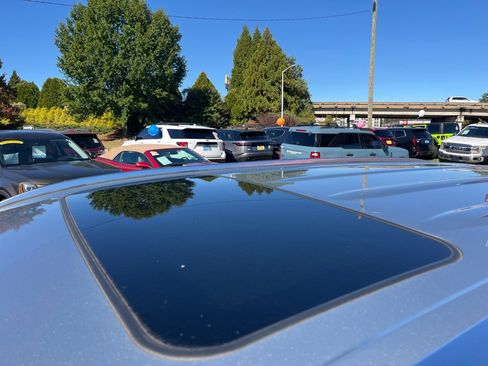 Used 2021 Toyota Highlander XLE image 10