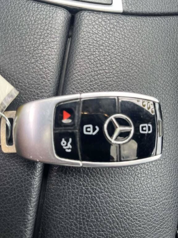 Used 2021 Mercedes-Benz E 350 4MATIC Sedan image 4