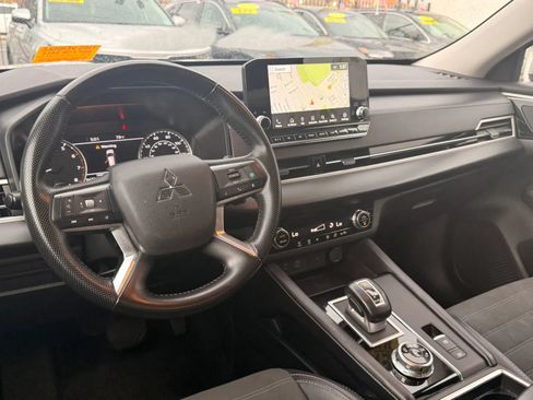Used 2024 Mitsubishi Outlander FWD image 18