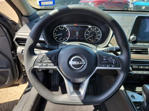 Used 2023 Nissan Altima 2.5 SV image 18