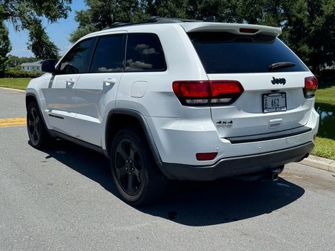 Used 2018 Jeep Grand Cherokee Laredo AWD/4WD image 11
