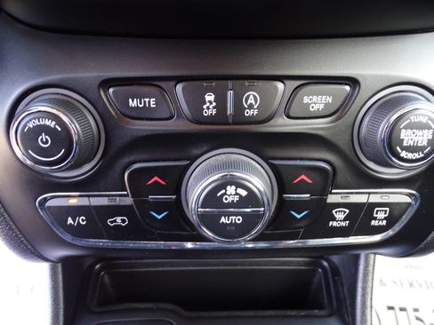Used 2020 Jeep Cherokee Limited w/ Luxury Group AWD/4WD image 34