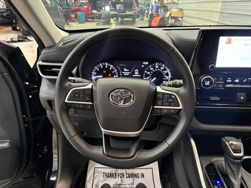 Used 2023 Toyota Highlander LE image 11