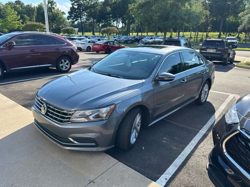 Used 2018 Volkswagen Passat 2.0T SE FWD image 6