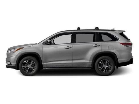 Used 2016 Toyota Highlander XLE FWD image 3