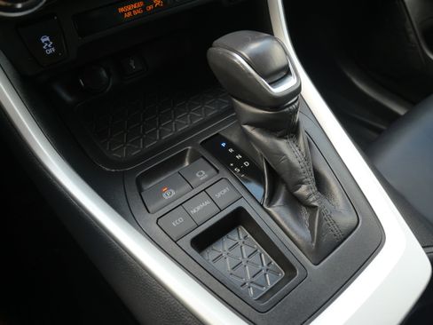 Used 2021 Toyota RAV4 XLE Premium image 29