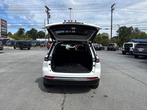 Used 2022 Jeep Grand Cherokee Laredo w/ Luxury Tech Group I image 23