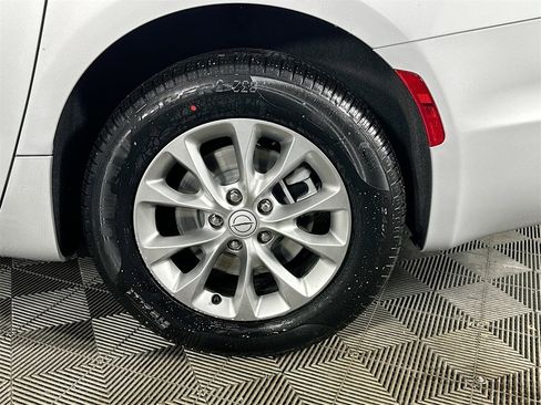 New 2026 Chrysler Pacifica Limited image 17