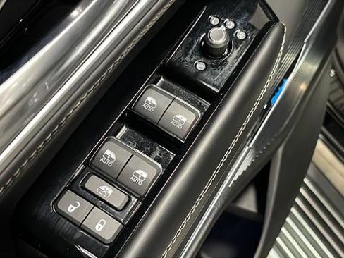 Used 2023 Jeep Grand Wagoneer 4WD w/ Flexible Seating Group image 20