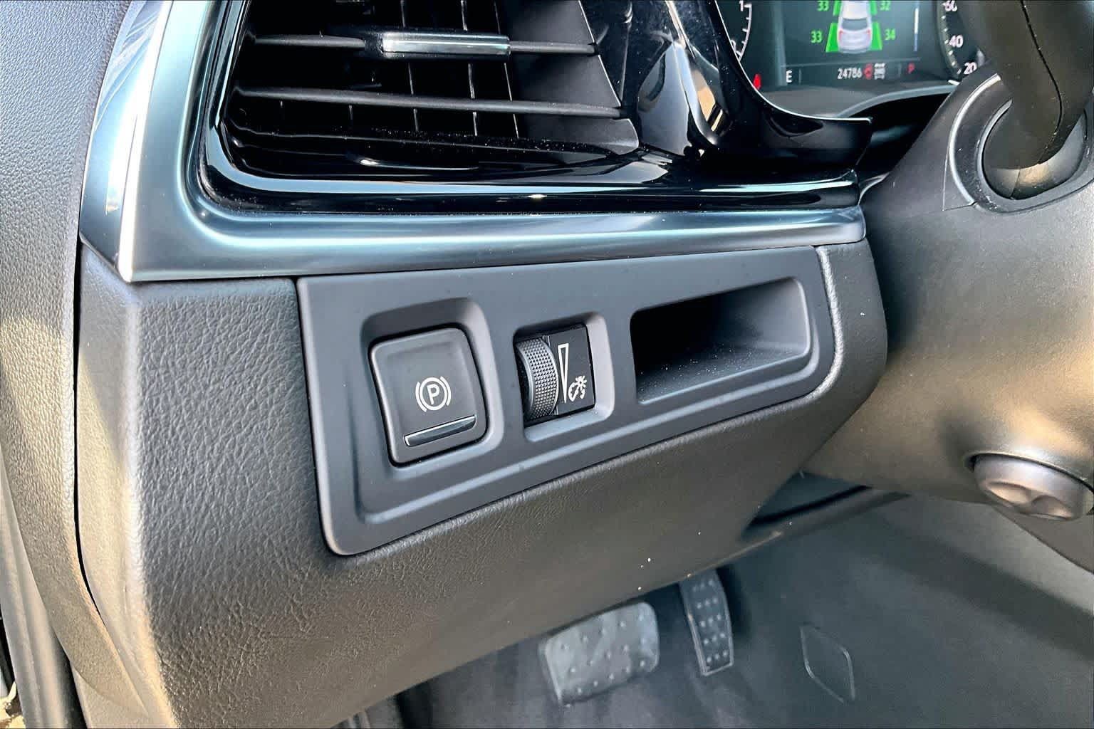 Used 2025 Cadillac XT6 Premium Luxury AWD/4WD image 31