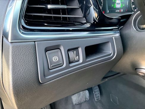 Used 2025 Cadillac XT6 Premium Luxury AWD/4WD image 31