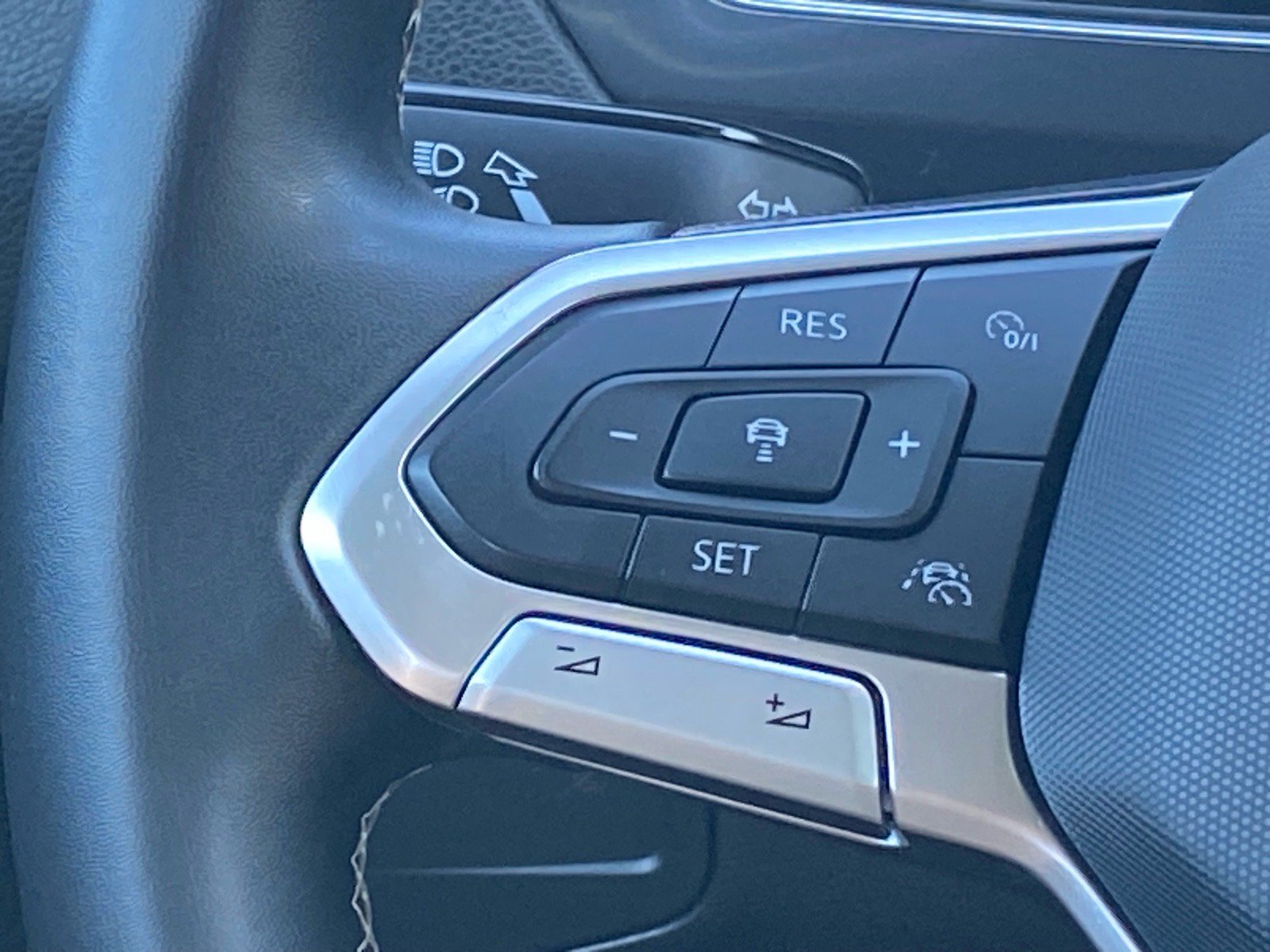 Certified 2023 Volkswagen Tiguan SE R-Line FWD image 8