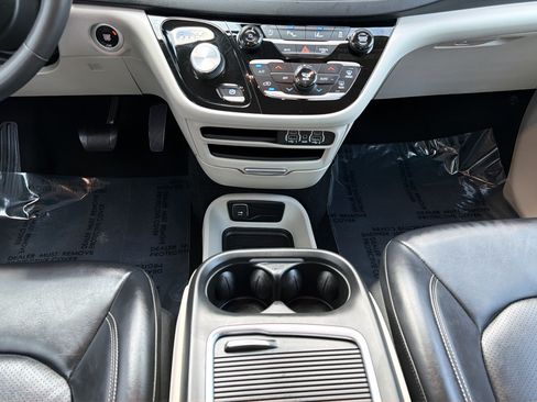 Used 2023 Chrysler Pacifica Touring-L FWD image 14