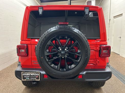 Used 2025 Jeep Wrangler Unlimited Sahara AWD/4WD image 3