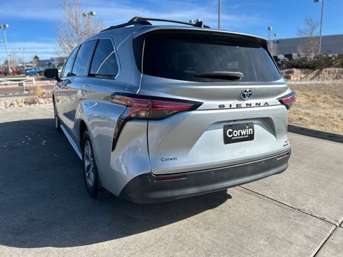 Used 2022 Toyota Sienna XLE image 5