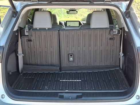 Used 2023 Toyota Highlander XLE FWD image 31