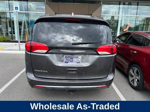 Used 2017 Chrysler Pacifica Touring-L FWD image 5