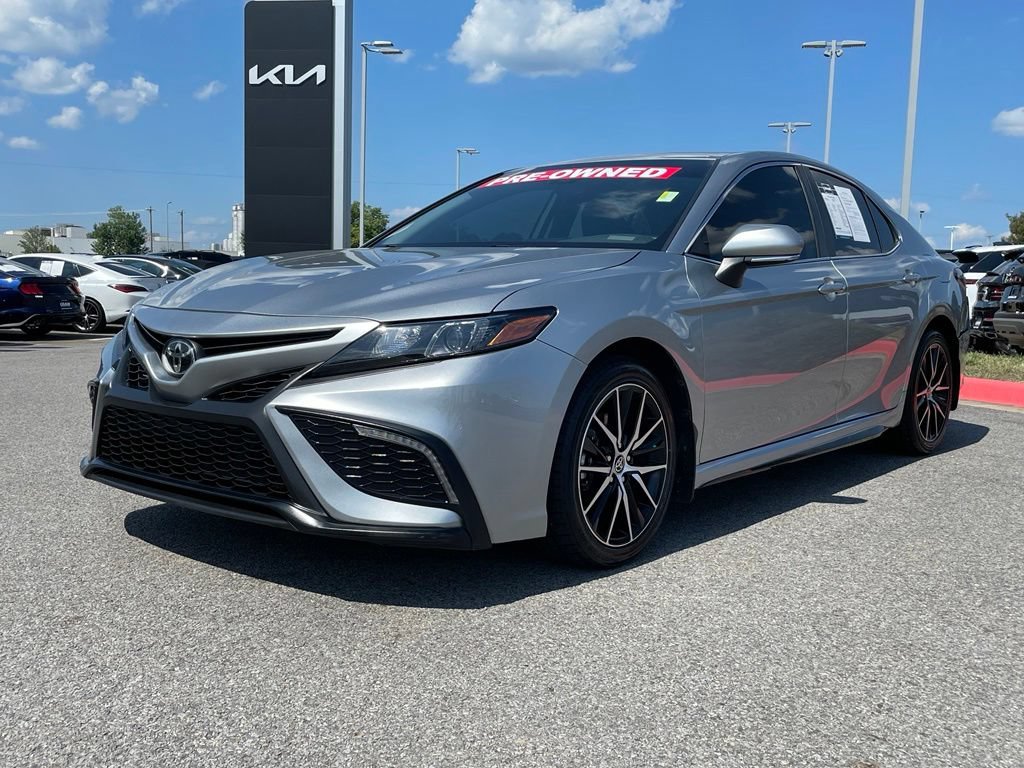 Used 2023 Toyota Camry SE FWD image 3
