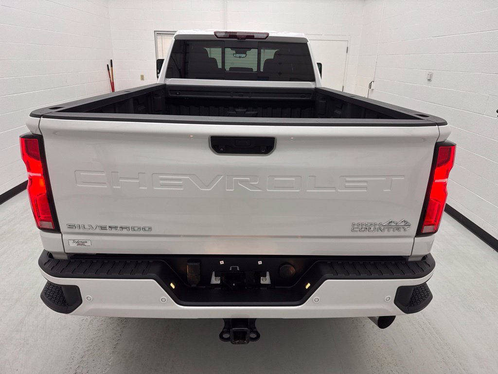 Used 2025 Chevrolet Silverado 3500 High Country w/ High Country Premium Package AWD/4WD image 5