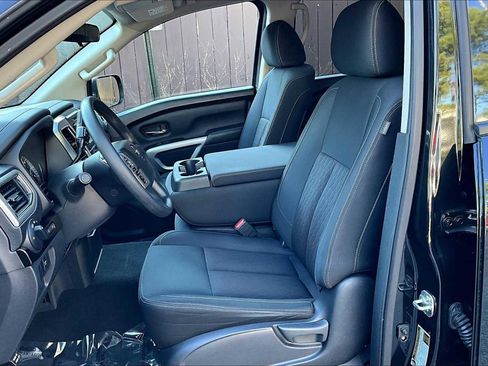 Used 2019 Nissan Titan SV image 7