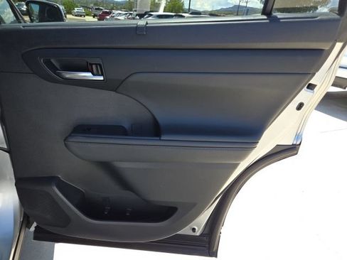 Used 2021 Toyota Highlander XLE AWD/4WD image 23
