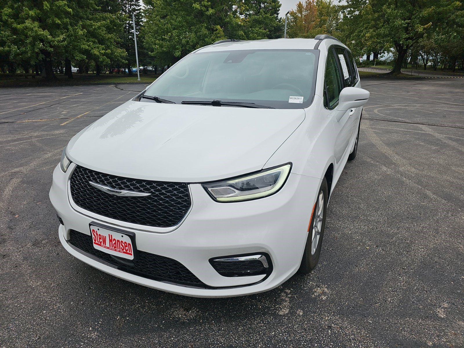 Used 2022 Chrysler Pacifica Touring-L FWD image 2