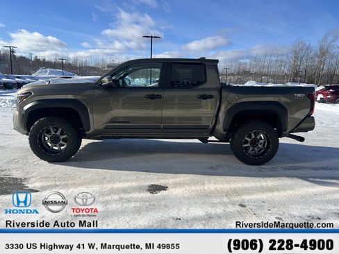 Used 2024 Toyota Tacoma TRD Off-Road w/ TRD Off Road Upgrade Package image 4