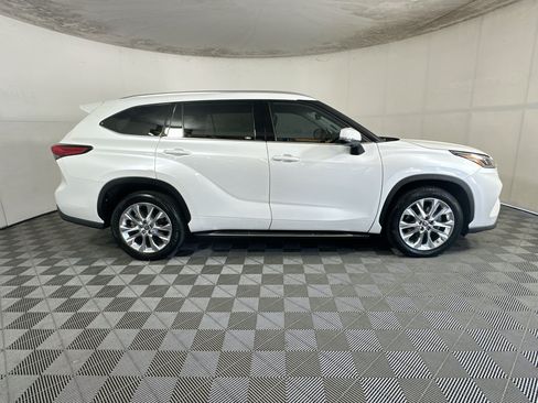 Used 2022 Toyota Highlander Limited FWD image 2