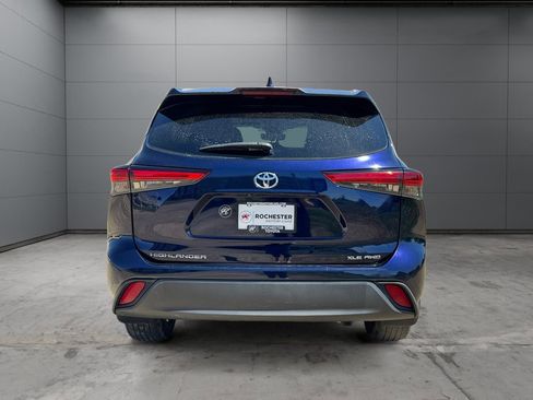 Used 2022 Toyota Highlander XLE AWD/4WD image 4
