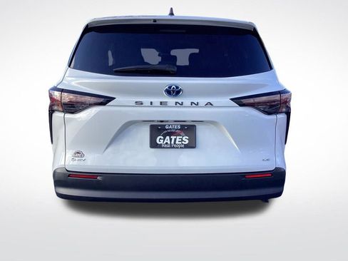 Used 2025 Toyota Sienna LE FWD image 8