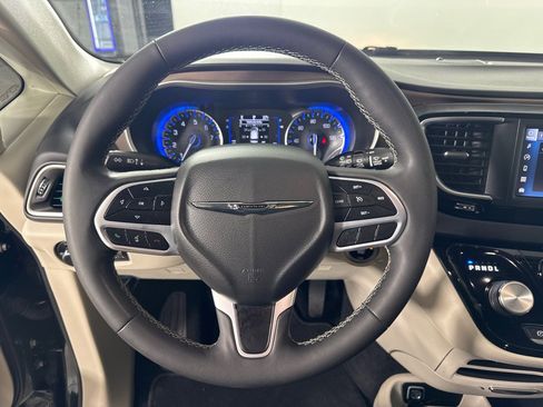 Used 2022 Chrysler Voyager LX image 16