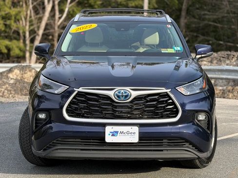 Used 2022 Toyota Highlander XLE image 2