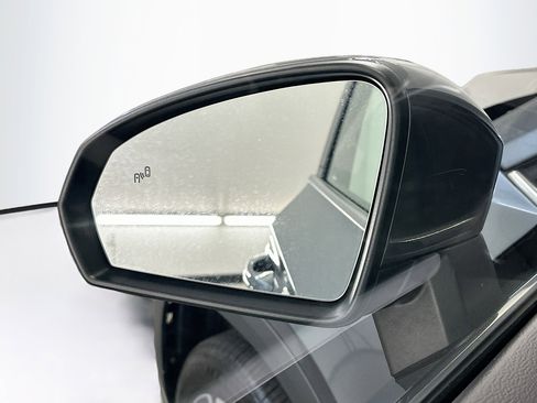 Used 2025 Volkswagen Taos SE AWD/4WD image 16
