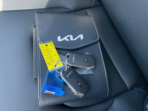 Used 2025 Kia Sportage EX image 4