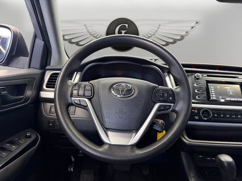 Used 2019 Toyota Highlander LE FWD image 12