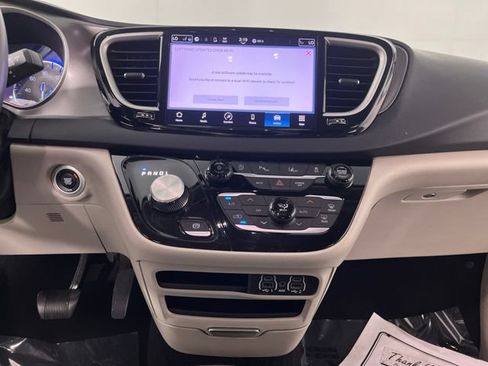Used 2023 Chrysler Pacifica Touring-L FWD image 26
