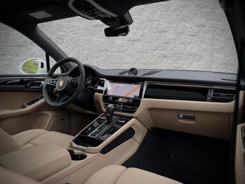 Used 2025 Porsche Macan image 22