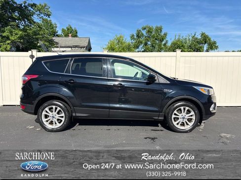 Used 2017 Ford Escape SE w/ SE Cold Weather Package AWD/4WD image 1