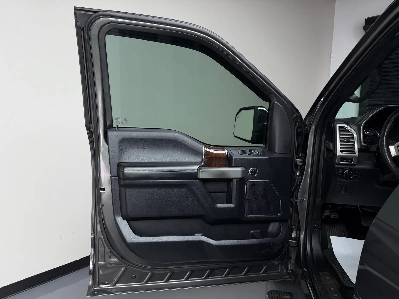 Used 2015 Ford F150 Platinum w/ Equipment Group 701A Luxury AWD/4WD image 24
