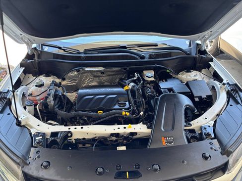 Used 2025 Chevrolet Trax LT FWD image 32