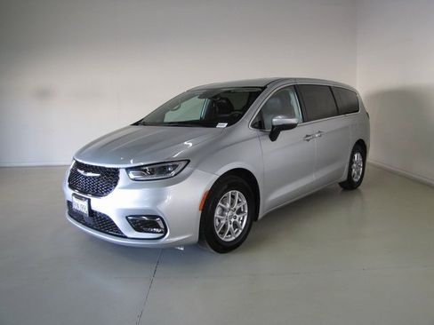 Used 2023 Chrysler Pacifica Touring-L image 1
