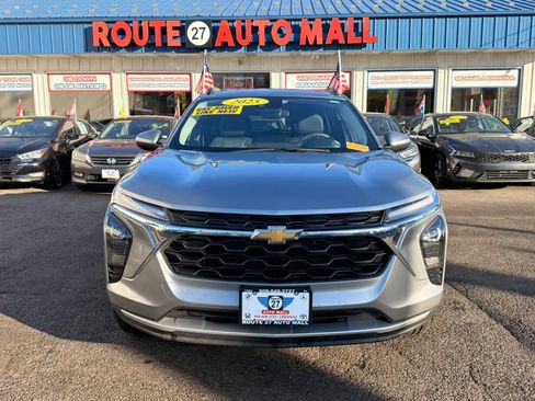 Used 2025 Chevrolet Trax LT FWD image 3