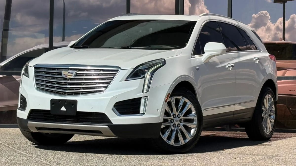 Used 2017 Cadillac XT5 Platinum w/ Driver Assist Package AWD/4WD image 2