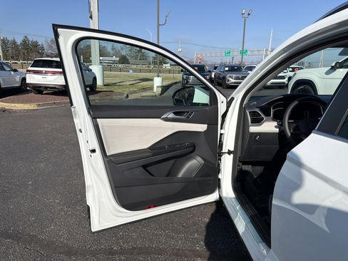 New 2026 Volkswagen Taos SEL image 10