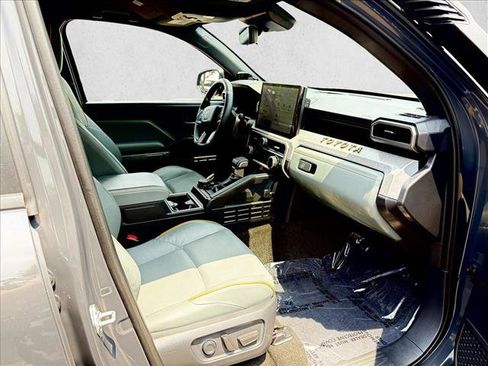 Certified 2025 Toyota 4Runner Trailhunter AWD/4WD image 13