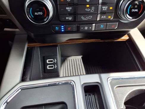 Used 2018 Ford F150 Lariat w/ Equipment Group 502A Luxury AWD/4WD image 8