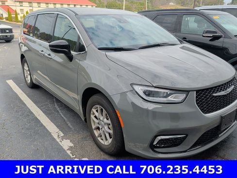 Used 2025 Chrysler Pacifica Select image 1