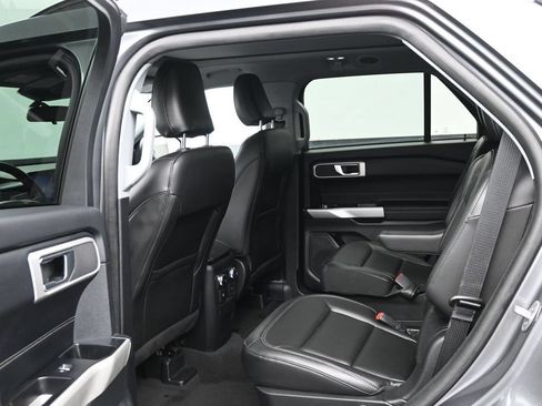 Used 2022 Ford Explorer XLT w/ Equipment Group 202A AWD/4WD image 11