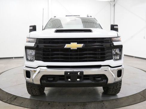 Used 2024 Chevrolet Silverado 2500 W/T w/ WT Convenience Package AWD/4WD image 2